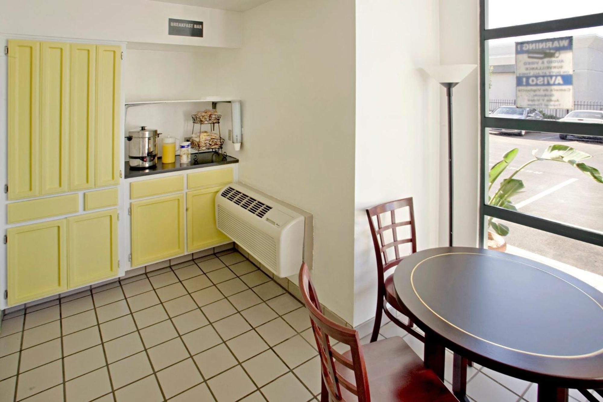 Budget Inn And Suites Stockton Yosemite Bagian luar foto